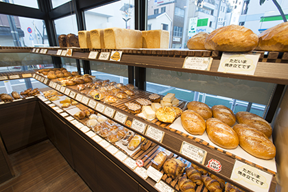 いろいろなパンを揃えておりますので、ゆっくりとお選びください。