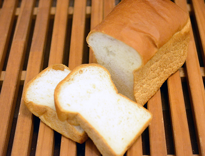 白神こだま酵母と、国内産小麦で作る安心・安全なパン。